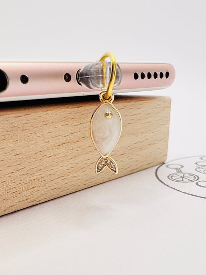 Eleganter Fisch Charm. Charm Anhänger für maritime Momente