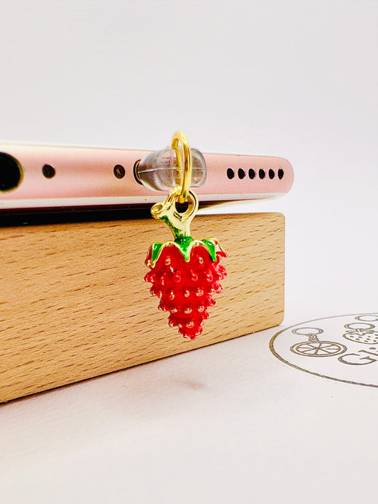 Rote Erdbeere Charm mit Emaille-Details. Charm Anhänger fur süße Augenblicke