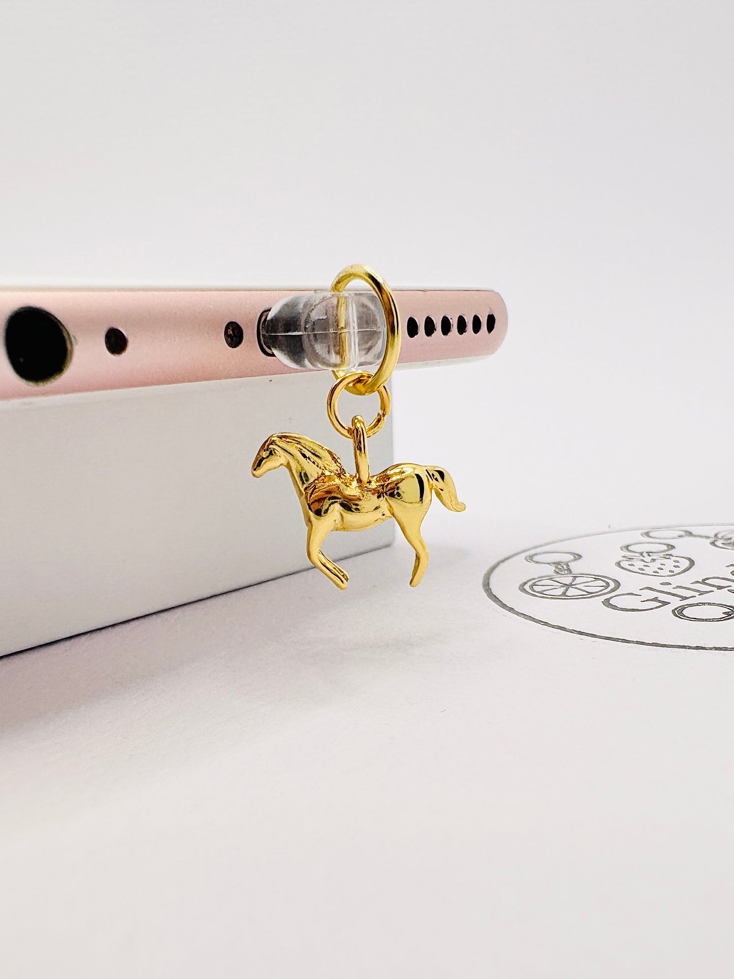 Goldenes Pferd Mini Charm. Symbol für Freiheit und Eleganz am Smartphone