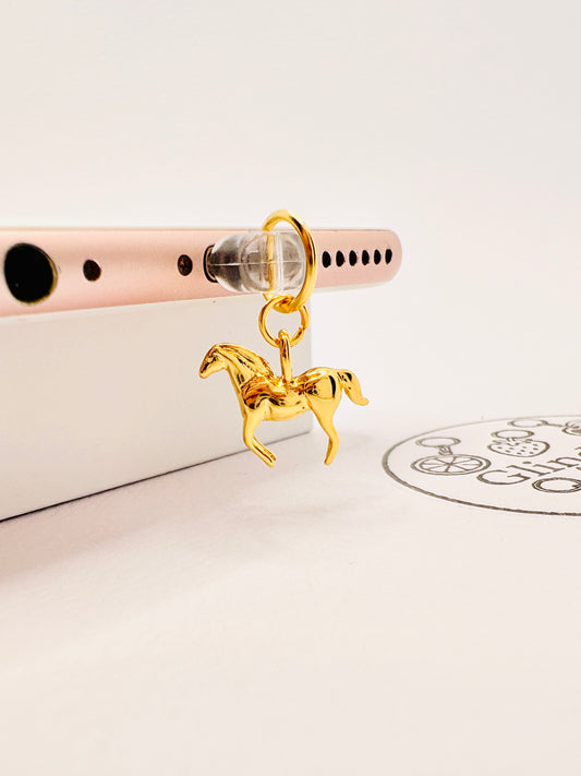 Goldenes Pferd Mini Charm. Symbol für Freiheit und Eleganz am Smartphone