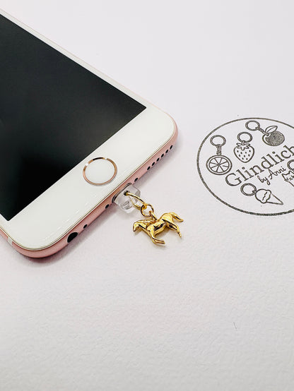 Goldenes Pferd Mini Charm. Symbol für Freiheit und Eleganz am Smartphone