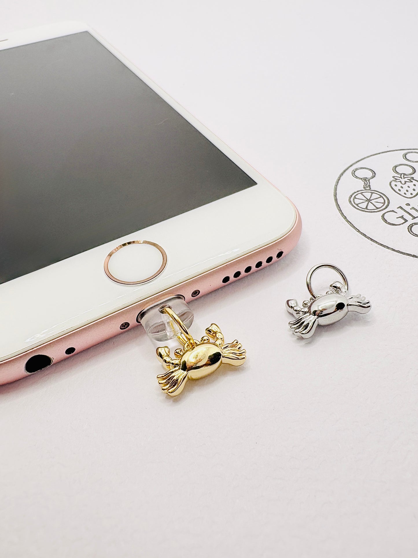 Krabbe Charm. Maritimer Handy-Anhänger für Küstenkinder