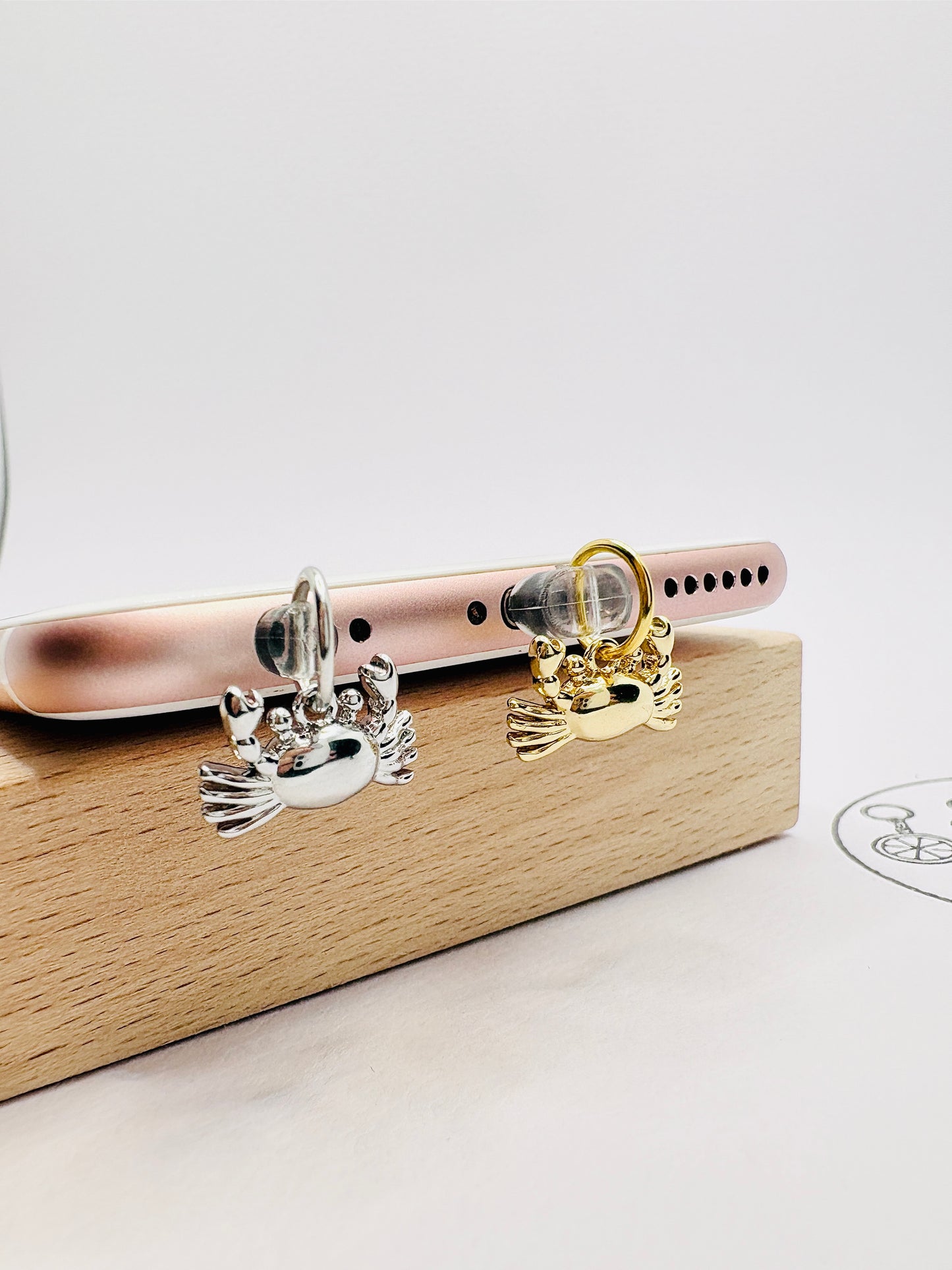 Krabbe Charm. Maritimer Handy-Anhänger für Küstenkinder