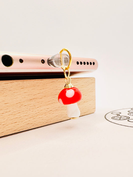 Fliegenpilz Mini Charm mit goldenen Details. Ein kleiner Glücksbringer für dein Smartphone