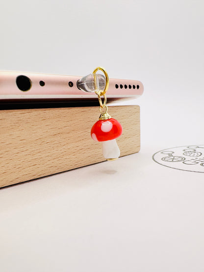 Fliegenpilz Mini Charm mit goldenen Details. Ein kleiner Glücksbringer für dein Smartphone