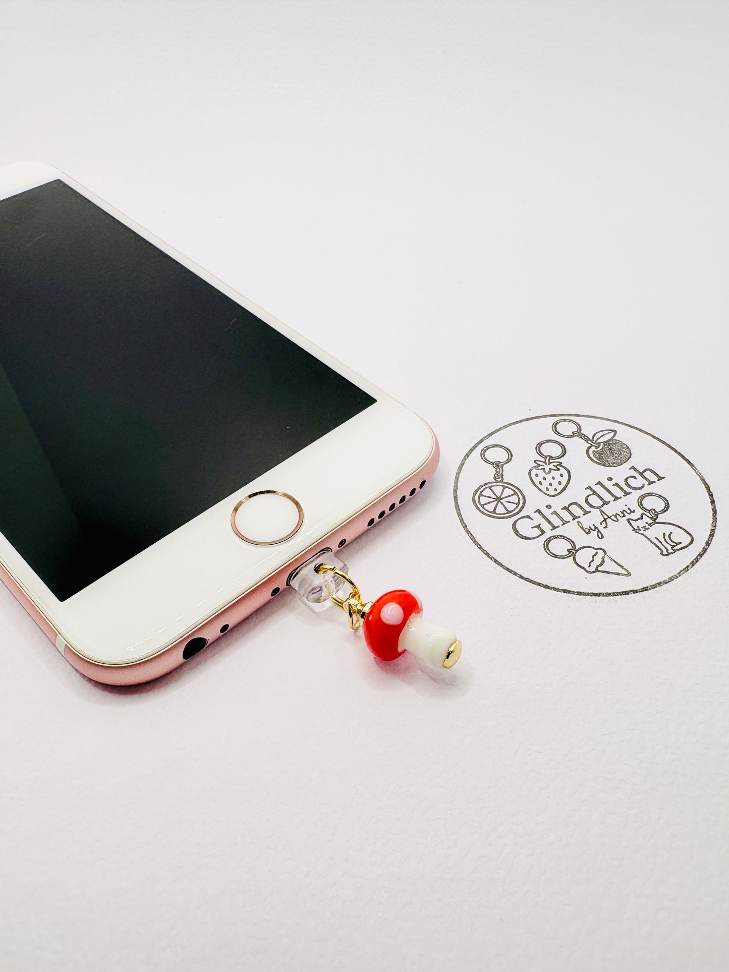 Fliegenpilz Mini Charm mit goldenen Details. Ein kleiner Glücksbringer für dein Smartphone