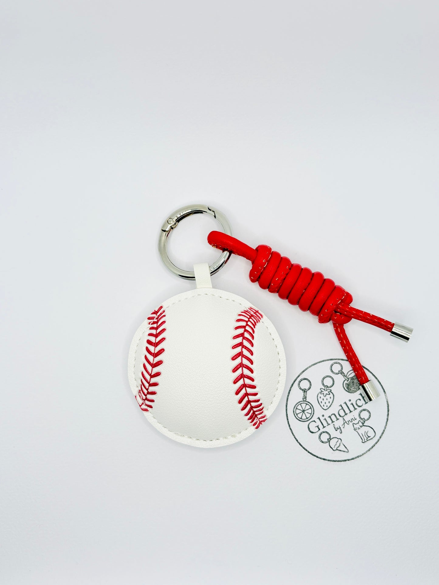Baseball Charm in Weiß und Rot. Sportlicher Schlüsselanhänger für Teamspirit