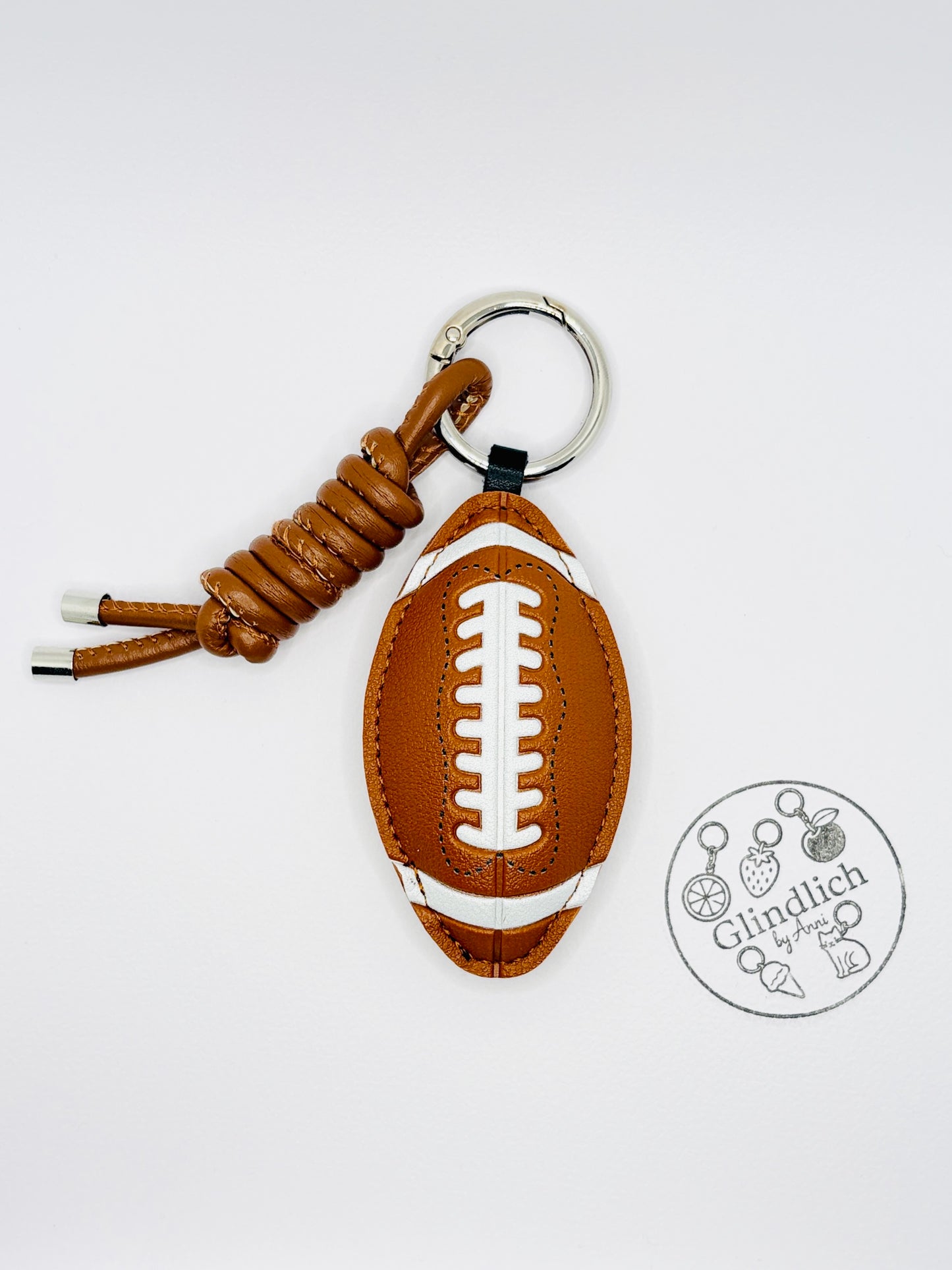Football Charm in Braun. Schlüsselanhänger mit sportlicher Symbolik