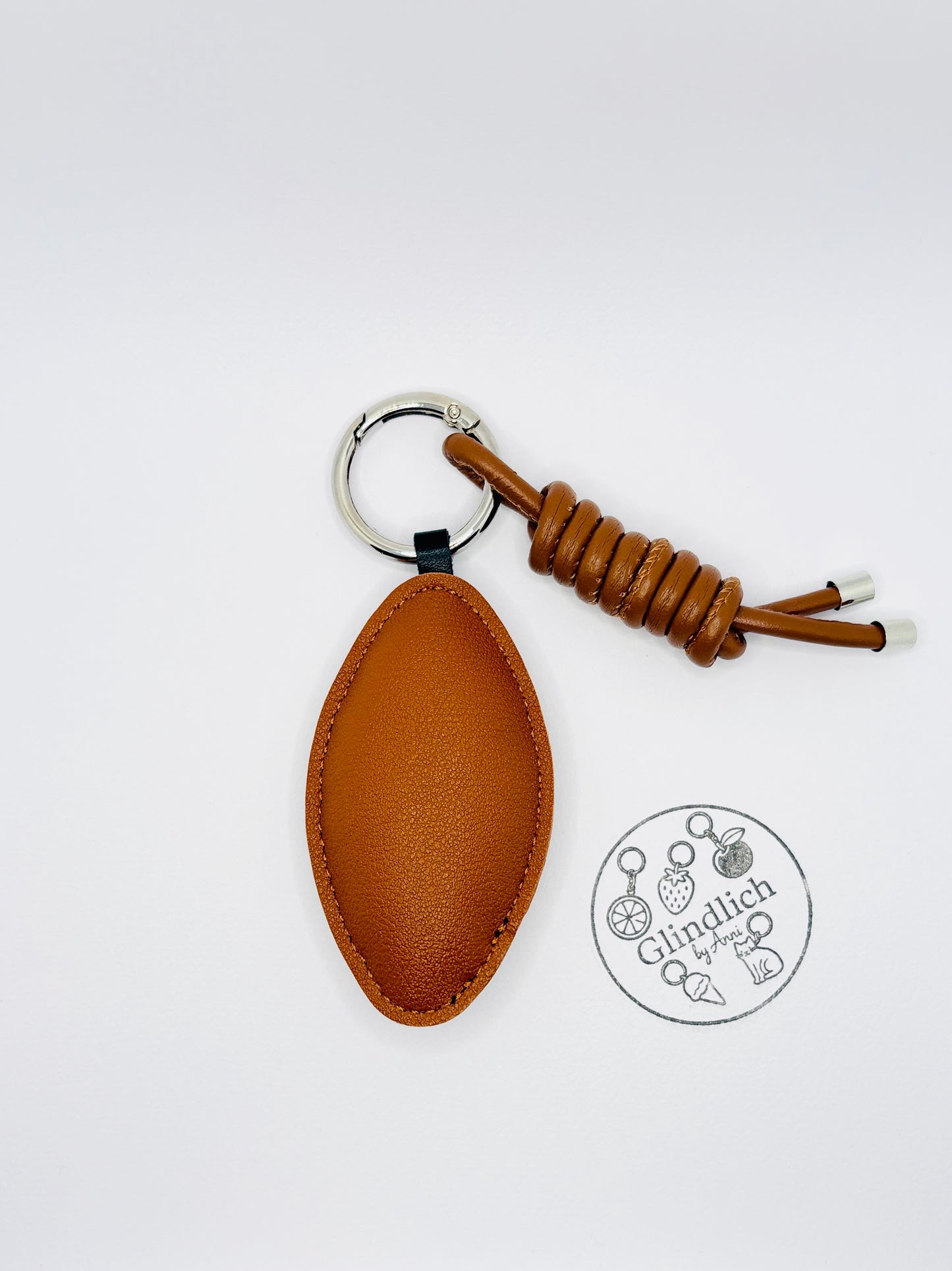 Football Charm in Braun. Schlüsselanhänger mit sportlicher Symbolik