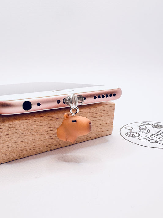 Capybara Mini Charm mit ruhiger Ausstrahlung. Charm Anhänger für entspannte Seelen