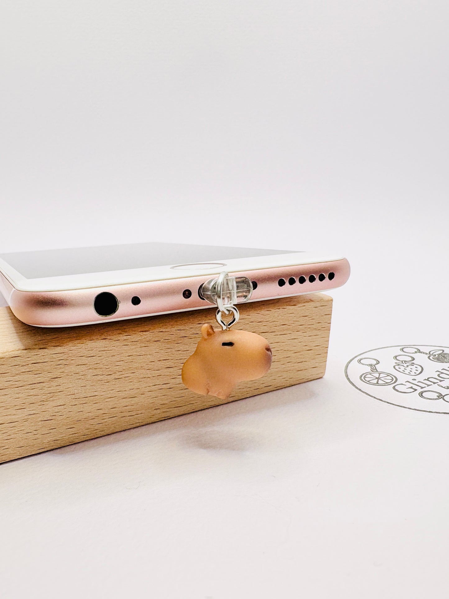 Capybara Mini Charm mit ruhiger Ausstrahlung. Charm Anhänger für entspannte Seelen