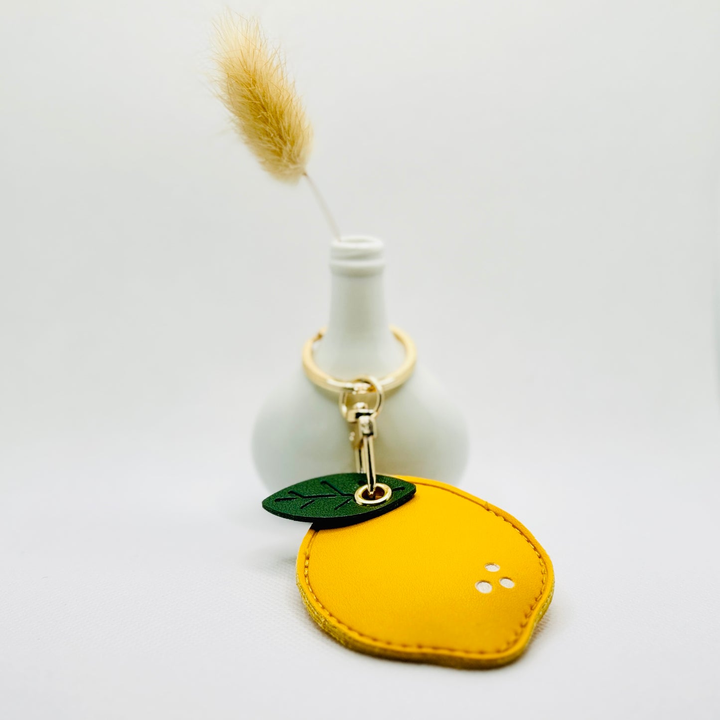 Zitronen Schlüsselanhänger mit Fach. Sommerliches Kunstleder-Etui für Kleingeld oder AirTag