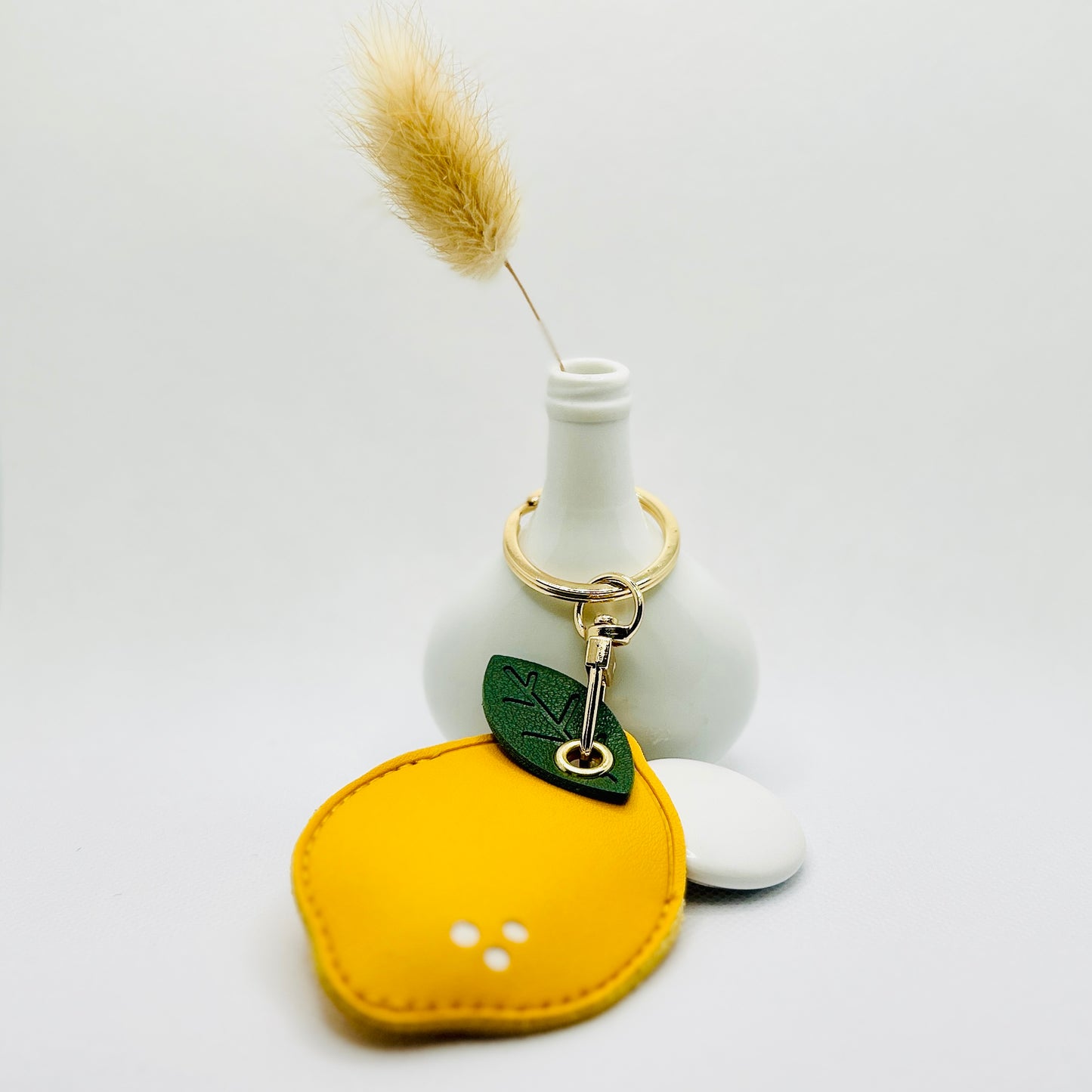 Zitronen Schlüsselanhänger mit Fach. Sommerliches Kunstleder-Etui für Kleingeld oder AirTag