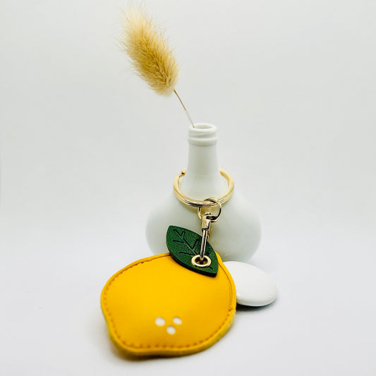 Zitronen Schlüsselanhänger mit Fach. Sommerliches Kunstleder-Etui für Kleingeld oder AirTag