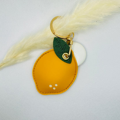 Zitronen Schlüsselanhänger mit Fach. Sommerliches Kunstleder-Etui für Kleingeld oder AirTag
