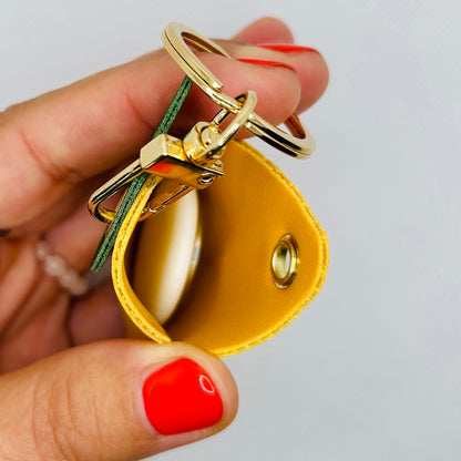 Zitronen Schlüsselanhänger mit Fach. Sommerliches Kunstleder-Etui für Kleingeld oder AirTag