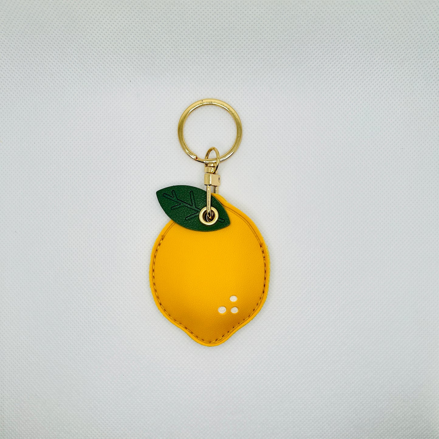 Zitronen Schlüsselanhänger mit Fach. Sommerliches Kunstleder-Etui für Kleingeld oder AirTag