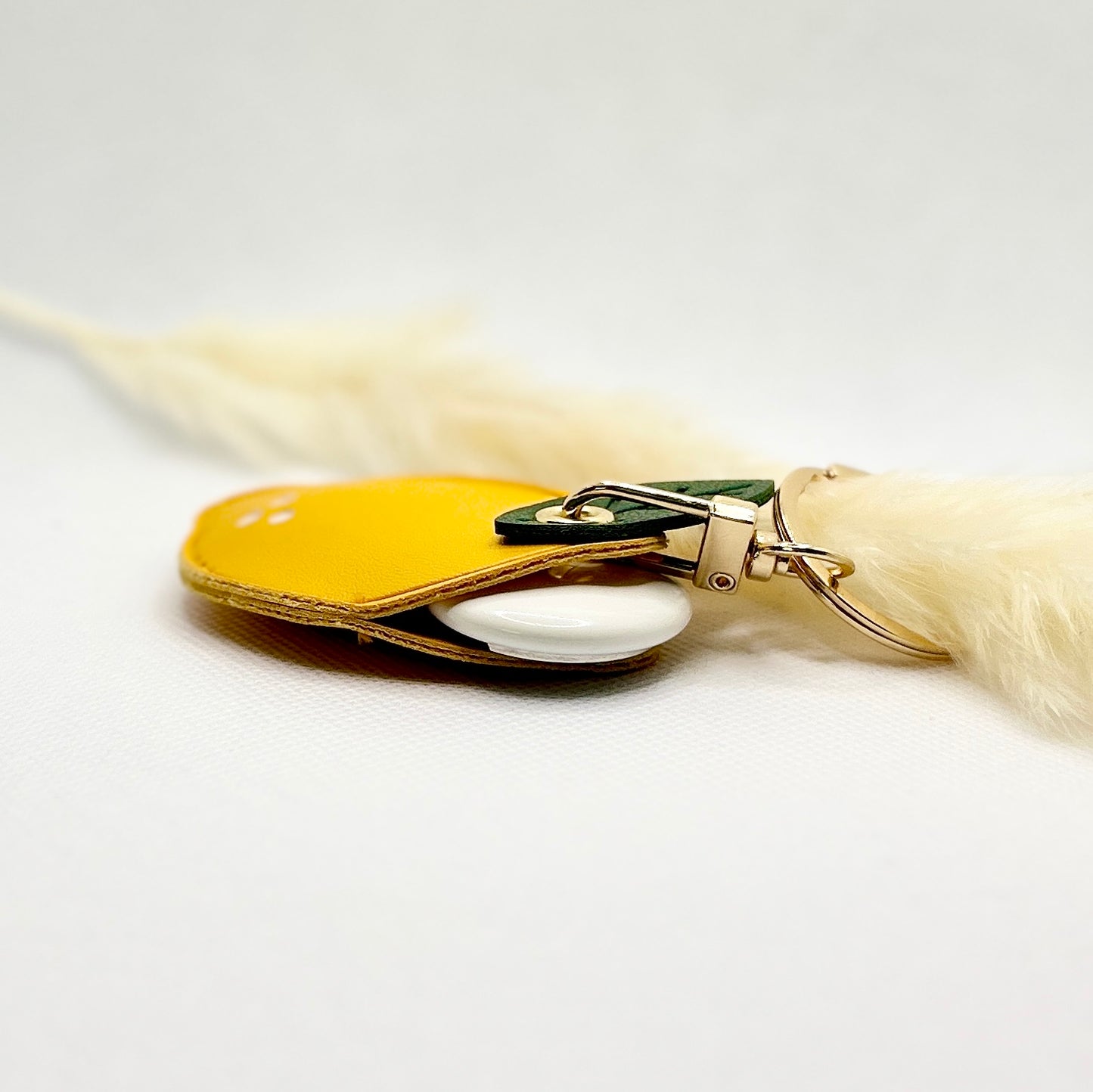 Zitronen Schlüsselanhänger mit Fach. Sommerliches Kunstleder-Etui für Kleingeld oder AirTag