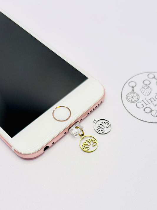 Lotus Mini Charm in Silber. Charm Anhänger für Achtsamkeit & Balance