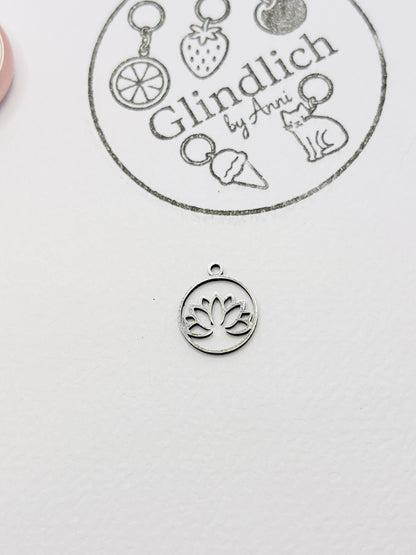 Lotus Mini Charm in Silber. Charm Anhänger für Achtsamkeit & Balance