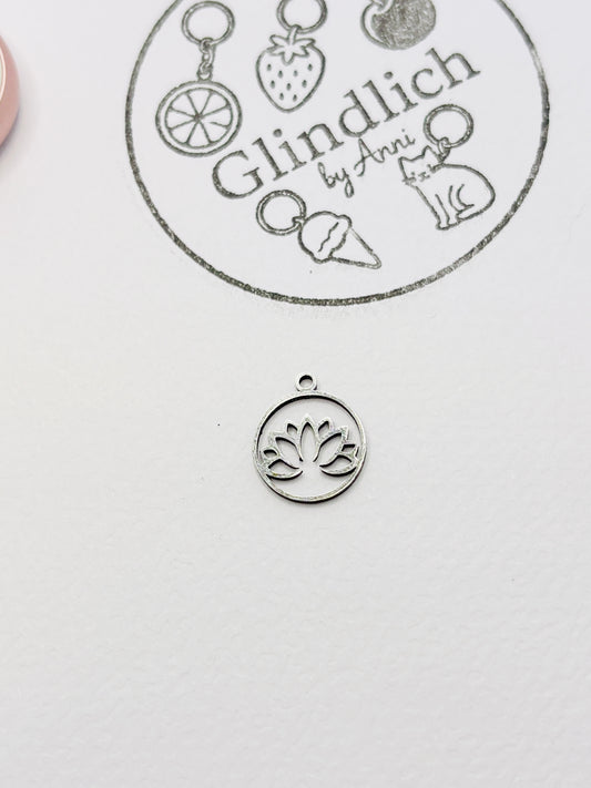 Lotus Mini Charm in Silber. Charm Anhänger für Achtsamkeit & Balance