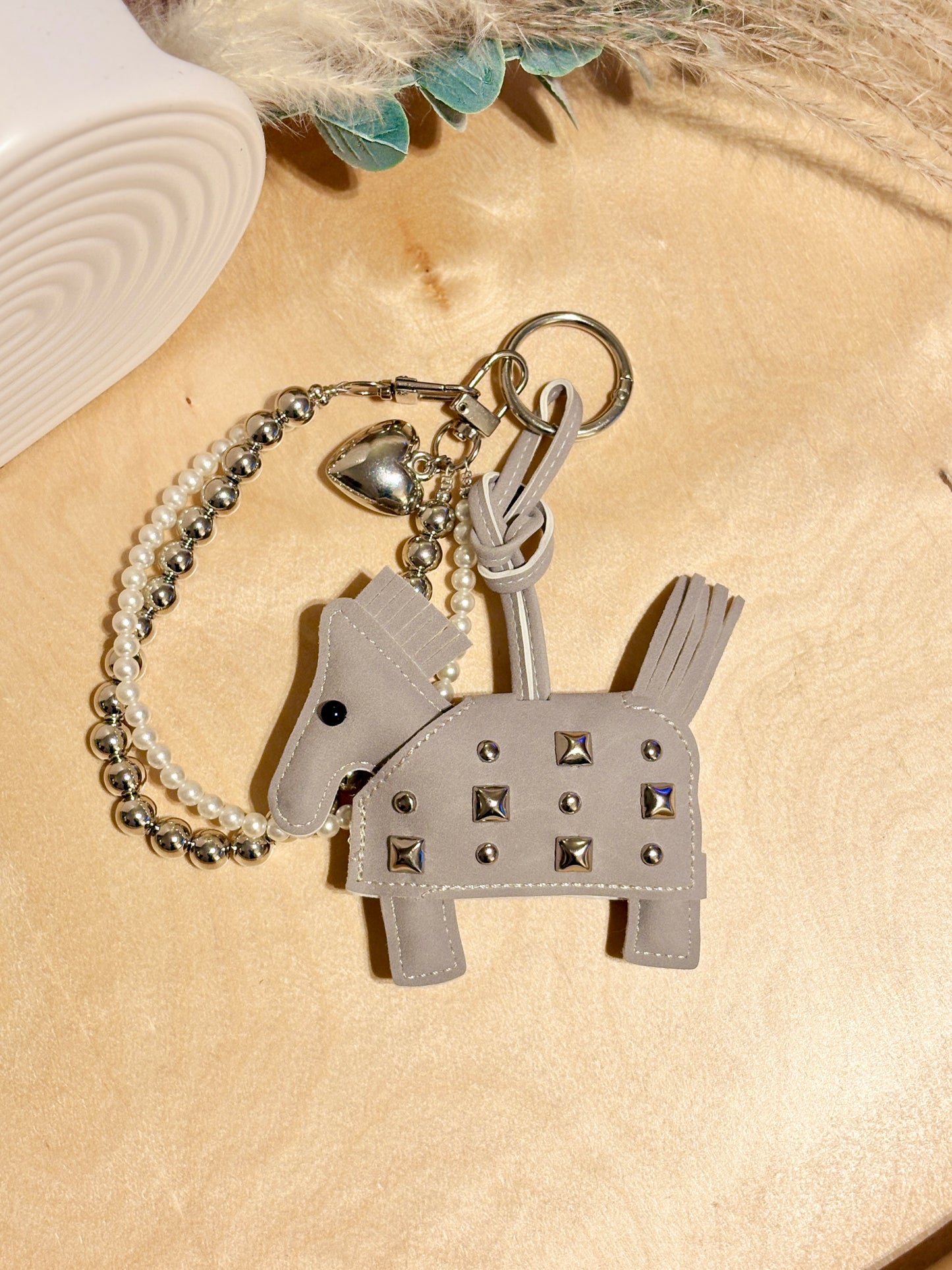Pferd Nieten Love Bag Charm. Valentinstag Edition mit Herzdetail.