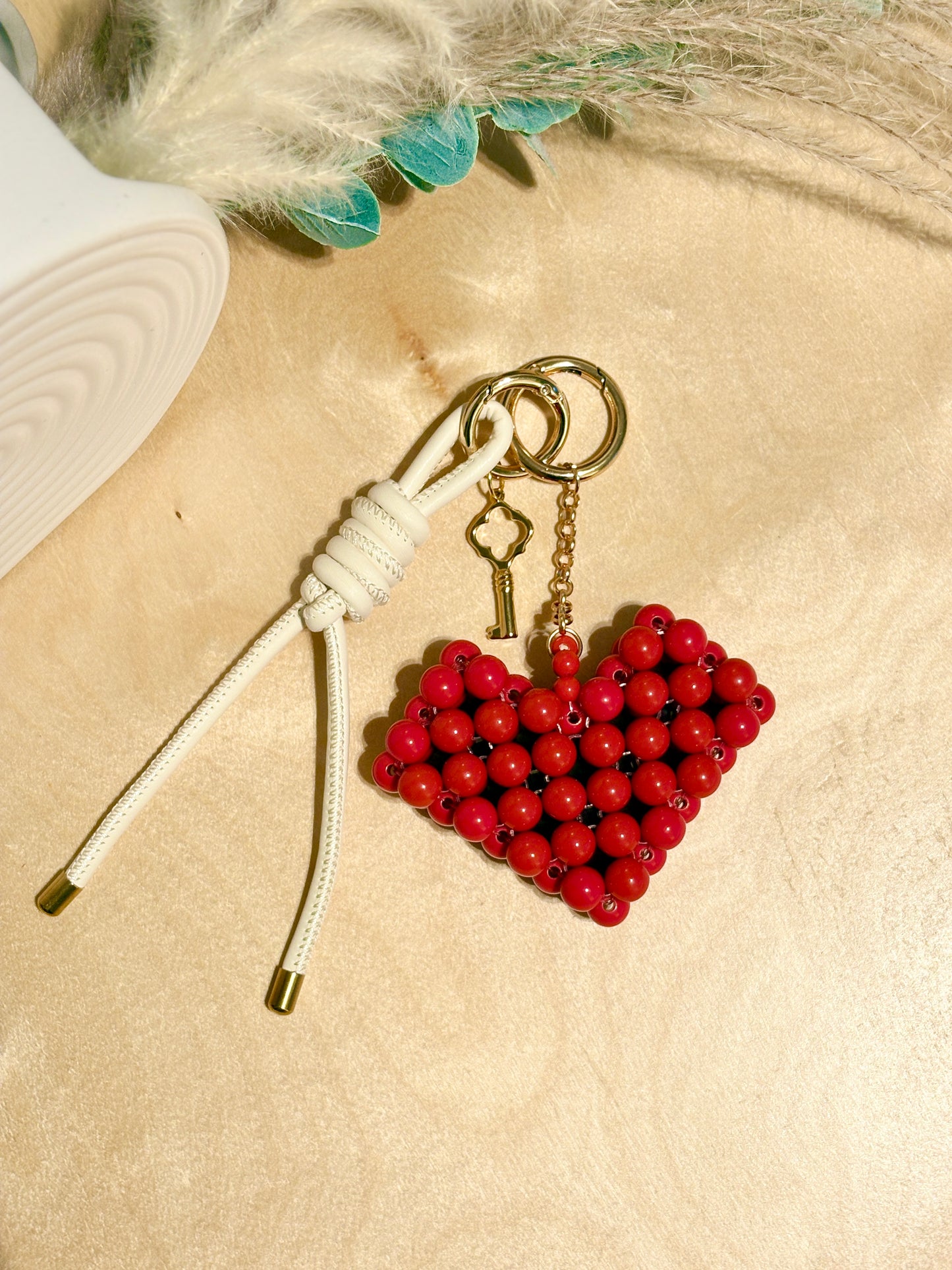 Perlenherz Bag Charm. Valentinstag Edition mit Schlüssel & Kordel.