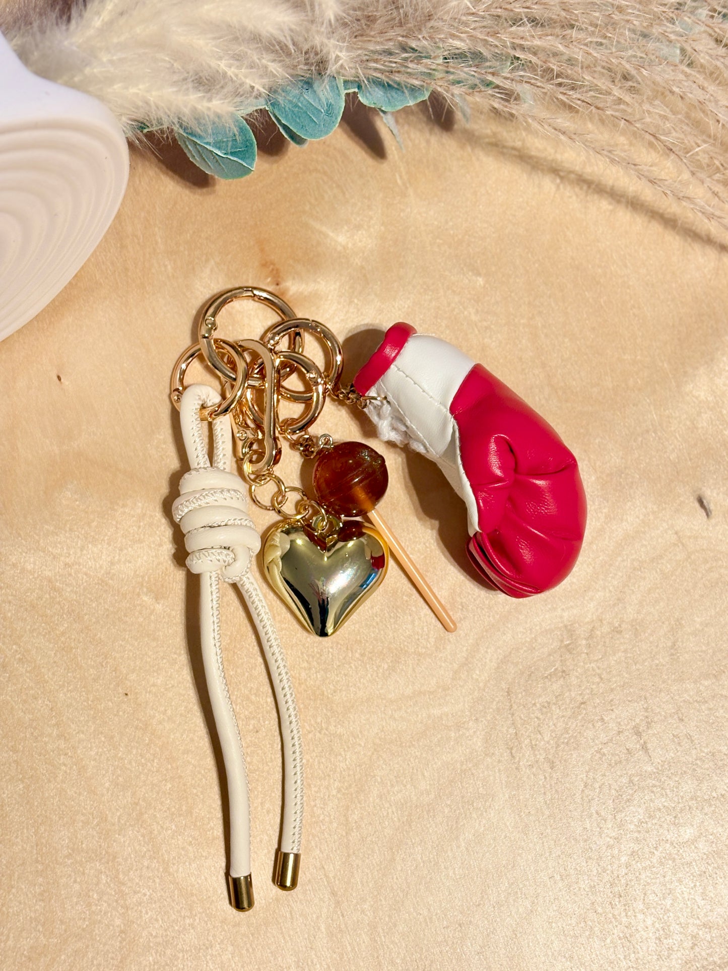Boxhandschuh Love Bag Charm. Valentinstag Edition mit Herz & Lolli.
