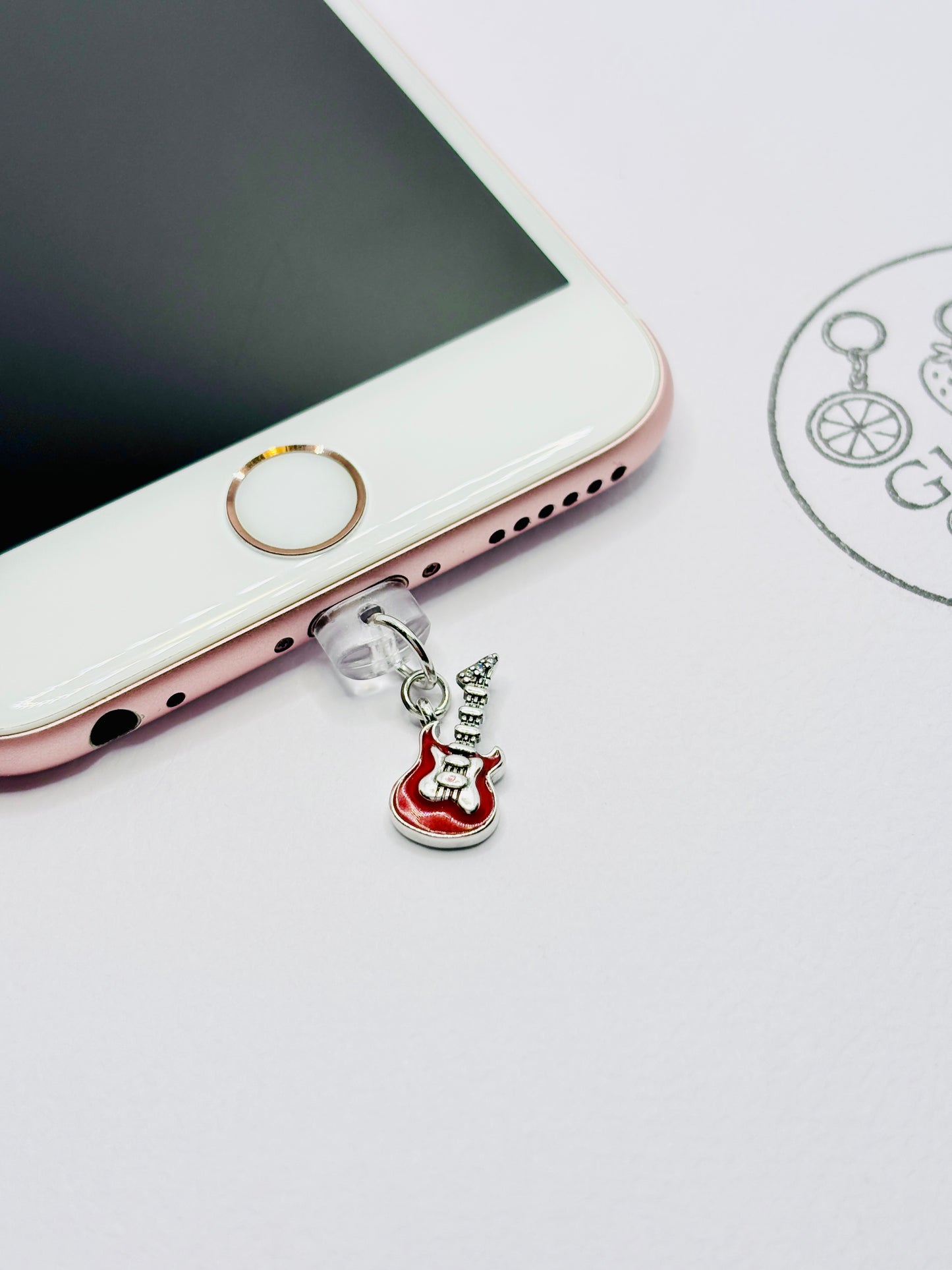 Mini Charm rote Gitarre. Für Musikliebhaber:innen