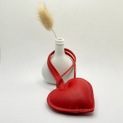 Herz Schlüsselanhänger Rot. Taschenanhänger aus Kunstleder. Liebe zum Mitnehmen