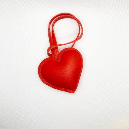 Herz Schlüsselanhänger Rot. Taschenanhänger aus Kunstleder. Liebe zum Mitnehmen