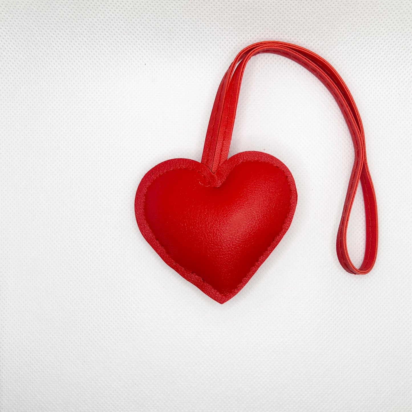 Herz Schlüsselanhänger Rot. Taschenanhänger aus Kunstleder. Liebe zum Mitnehmen