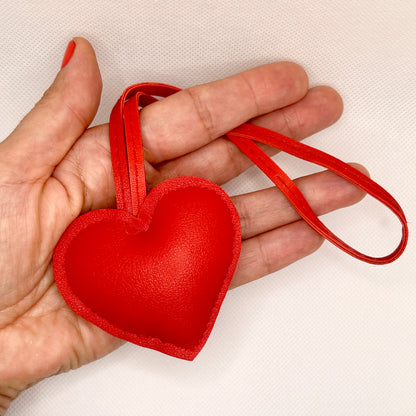 Herz Schlüsselanhänger Rot. Taschenanhänger aus Kunstleder. Liebe zum Mitnehmen