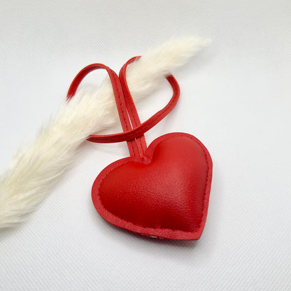 Herz Schlüsselanhänger Rot. Taschenanhänger aus Kunstleder. Liebe zum Mitnehmen