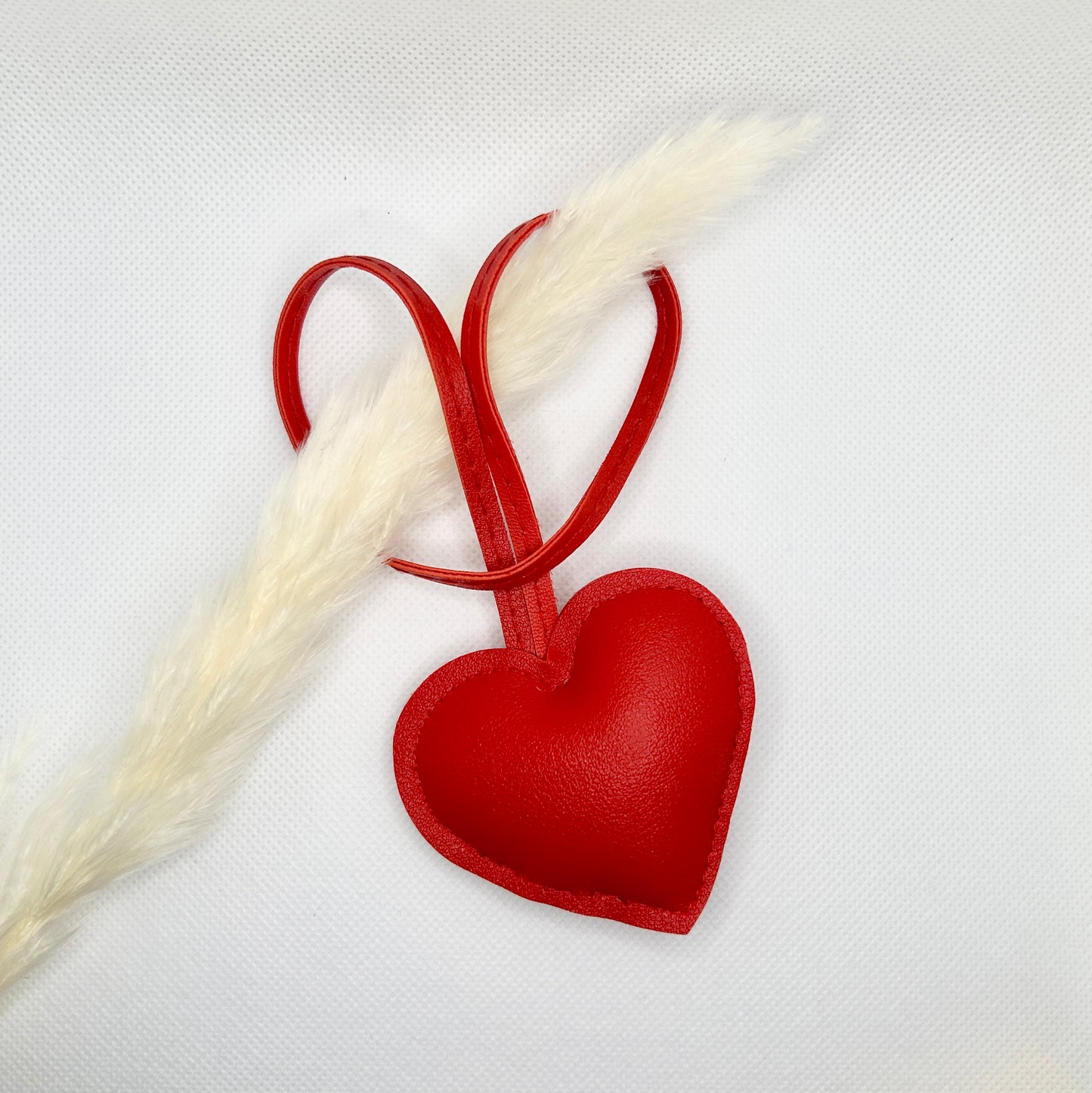 Herz Schlüsselanhänger Rot. Taschenanhänger aus Kunstleder. Liebe zum Mitnehmen