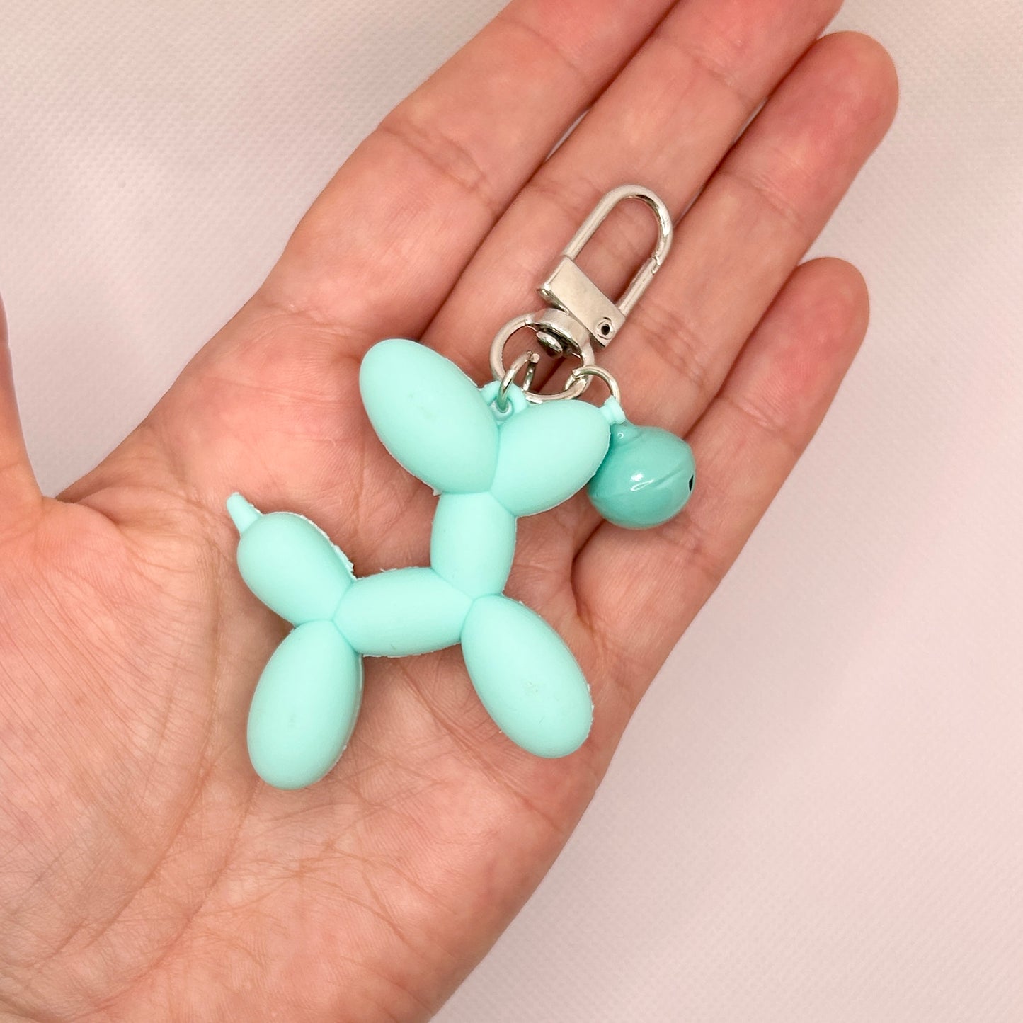 Ballonhund Schlüsselanhänger Bunt. Lustiger Taschenanhänger mit Glöckchen für Alltag & Geschenkideen