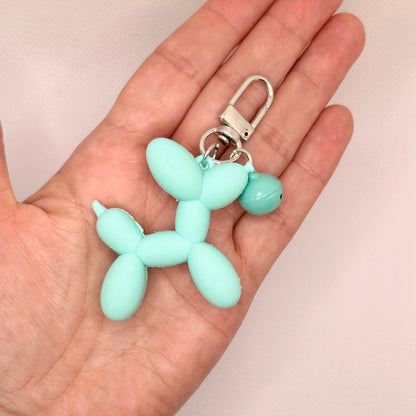 Ballonhund Schlüsselanhänger Bunt. Lustiger Taschenanhänger mit Glöckchen für Alltag & Geschenkideen