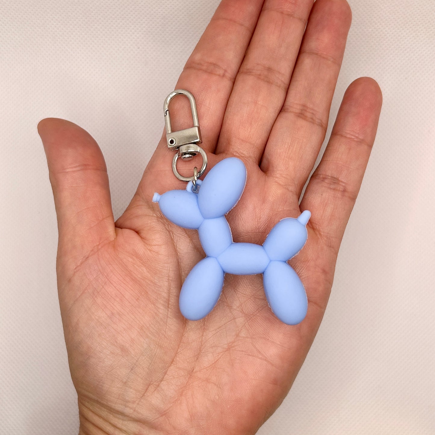 Ballonhund Schlüsselanhänger Bunt. Lustiger Taschenanhänger mit Glöckchen für Alltag & Geschenkideen