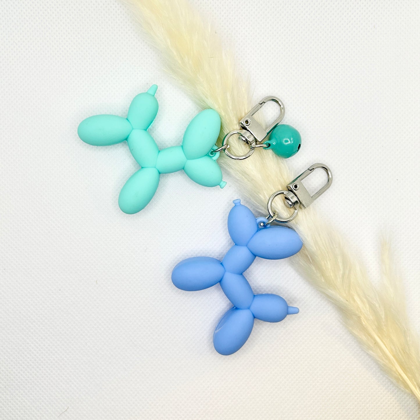 Ballonhund Schlüsselanhänger Bunt. Lustiger Taschenanhänger mit Glöckchen für Alltag & Geschenkideen