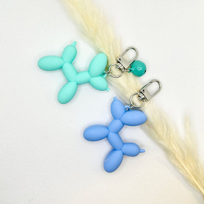 Ballonhund Schlüsselanhänger Bunt. Lustiger Taschenanhänger mit Glöckchen für Alltag & Geschenkideen