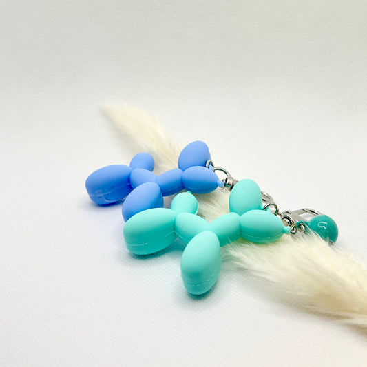 Ballonhund Schlüsselanhänger Bunt. Lustiger Taschenanhänger mit Glöckchen für Alltag & Geschenkideen