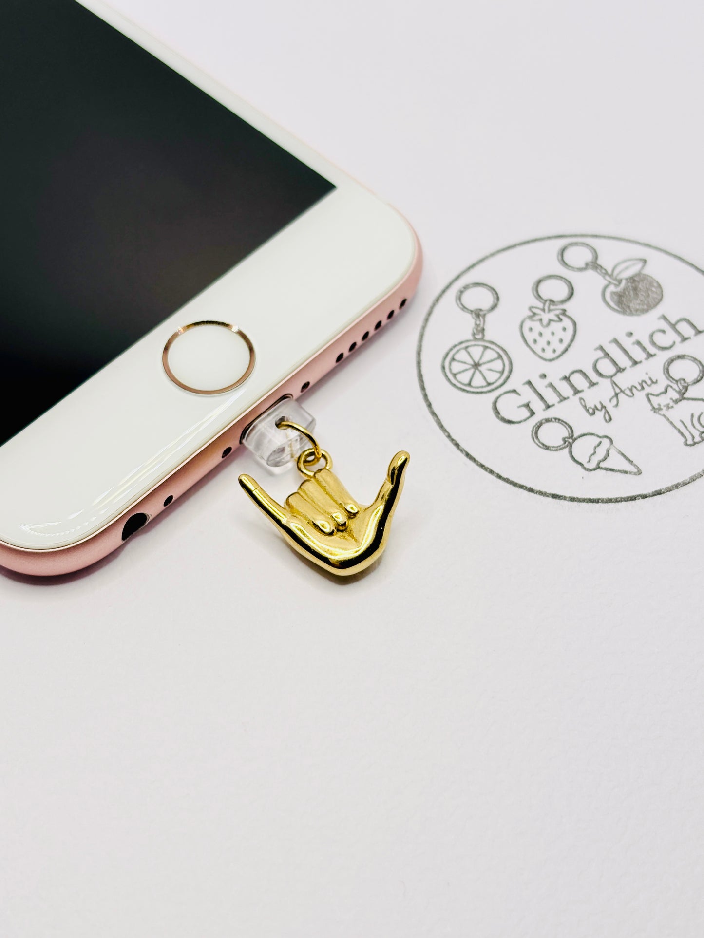 Rock Hand Mini Charm in Gold. Charm Anhänger für mutige Statements