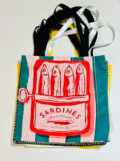 Sardinen Tote Bag mit Retro-Dosenmotiv und mediterranem Flair
