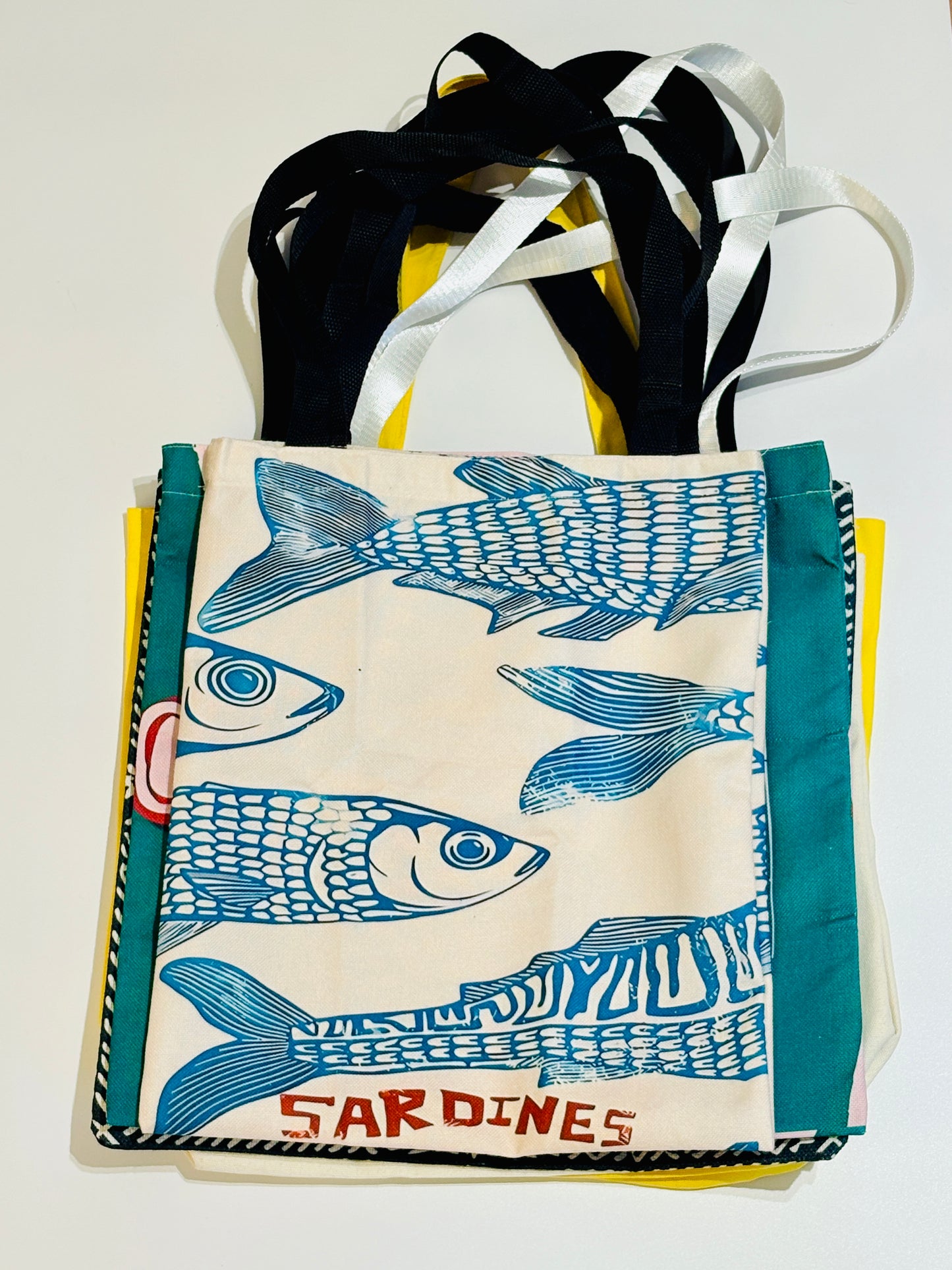 SARDINEN Tote Bag mit maritimen Fischmotiven. Stilvolles Statement im COASTAL Stil