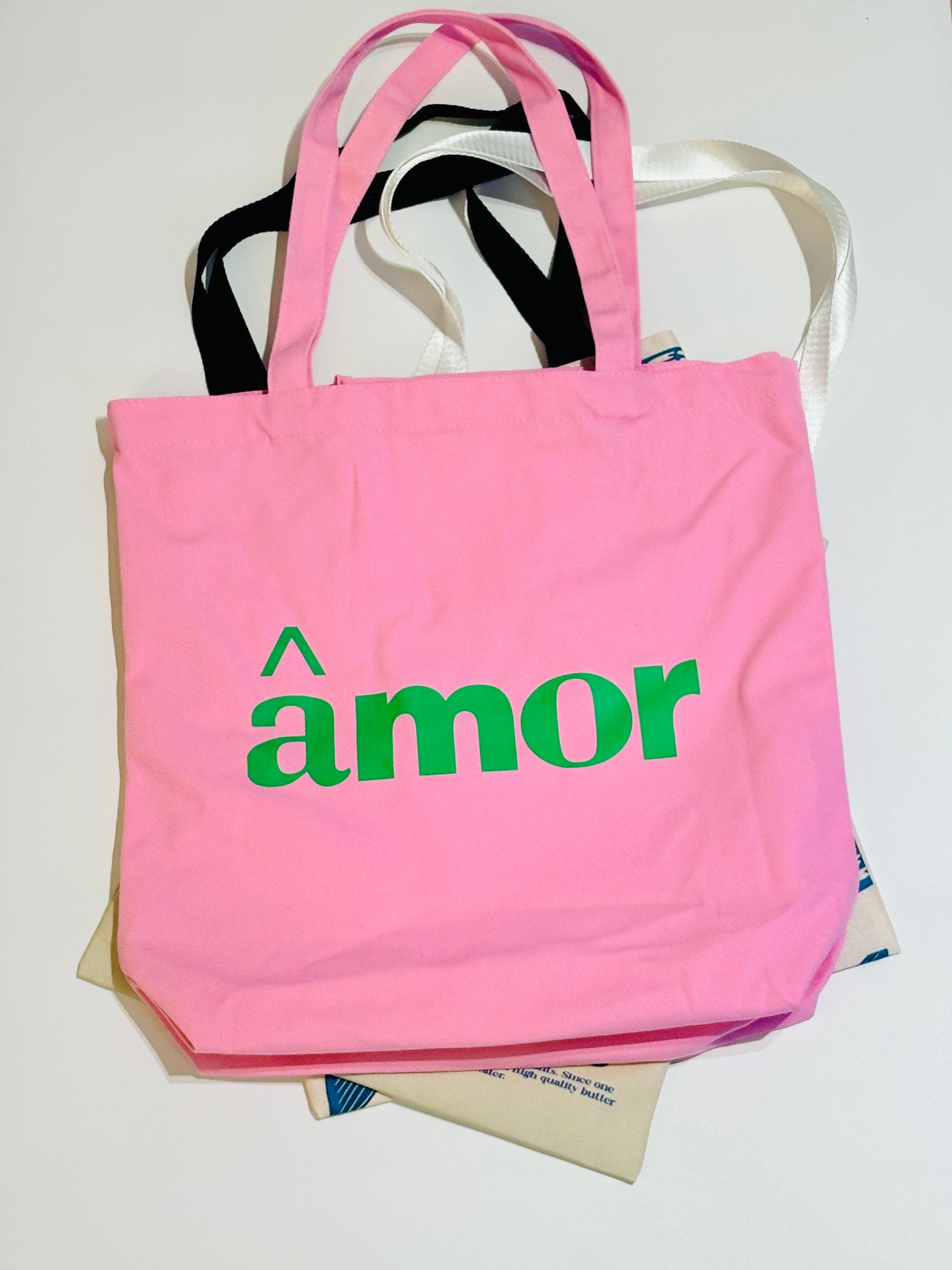 Tote Bag Amor in Pink mit grüner Typografie. Statement für Liebe und Leichtigkeit