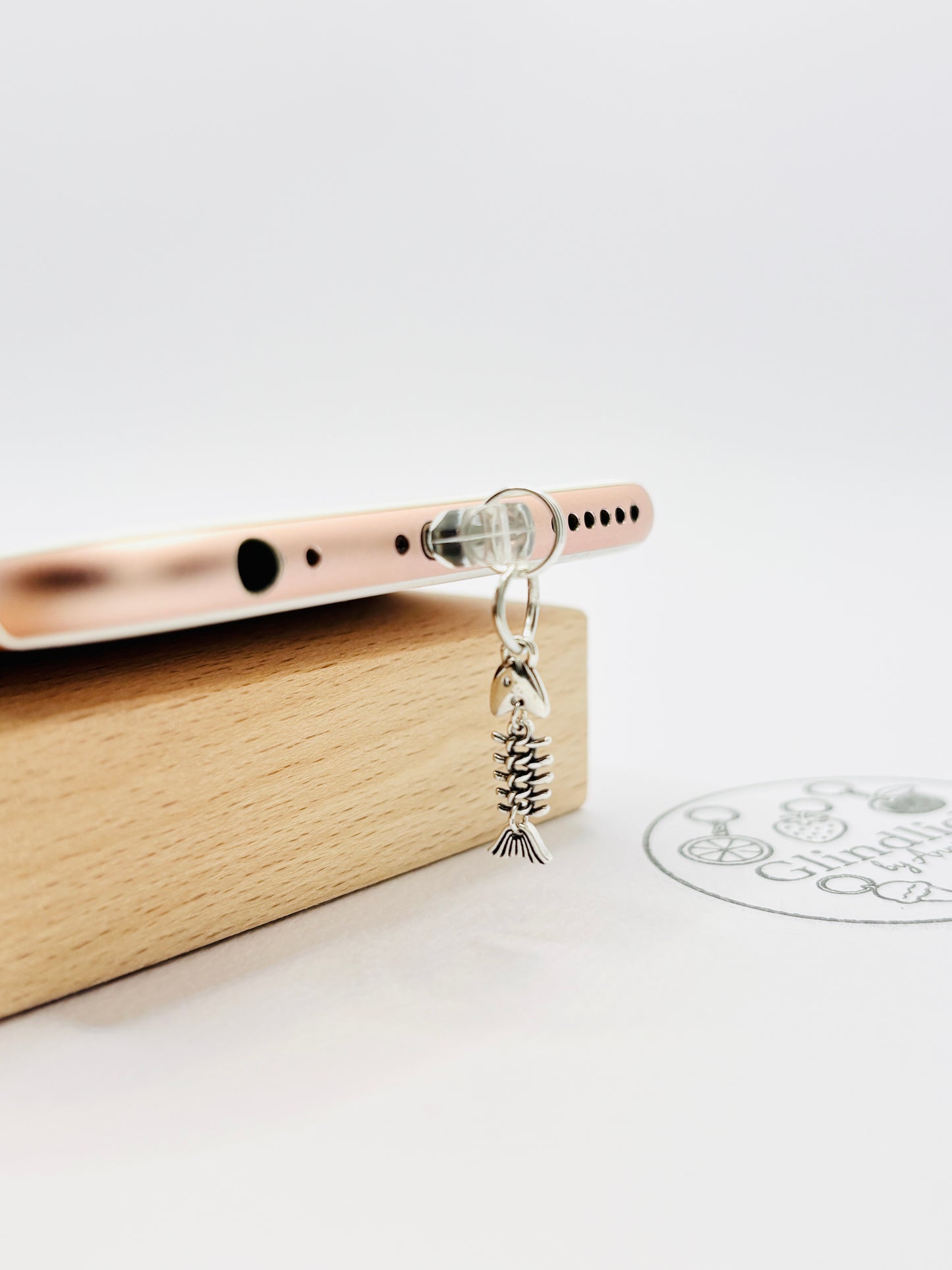 Fischgräten Mini Charm in Silber. Maritime Edginess für dein Smartphone