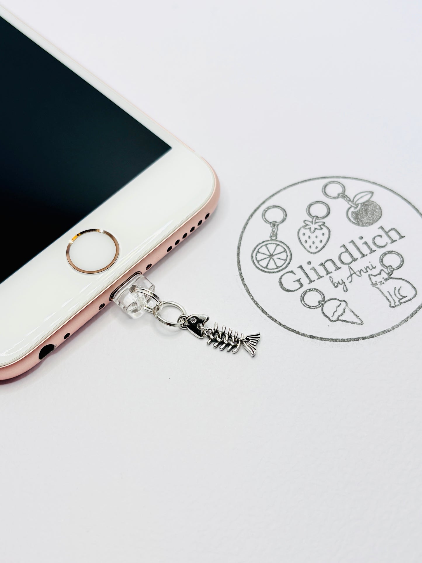 Fischgräten Mini Charm in Silber. Maritime Edginess für dein Smartphone