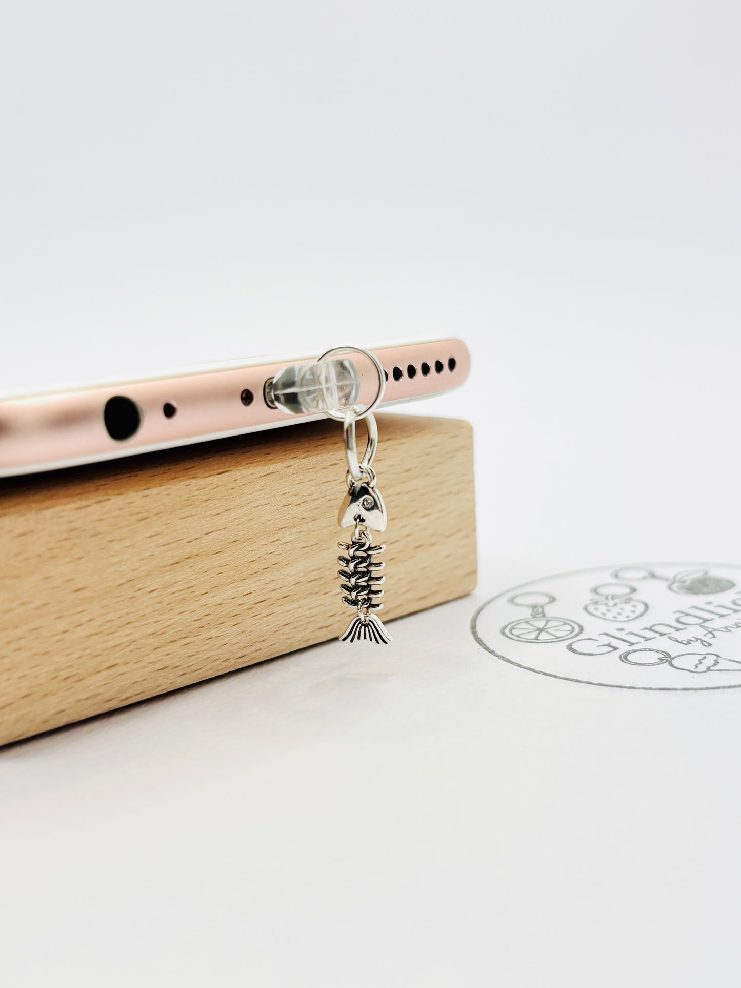 Fischgräten Mini Charm in Silber. Maritime Edginess für dein Smartphone