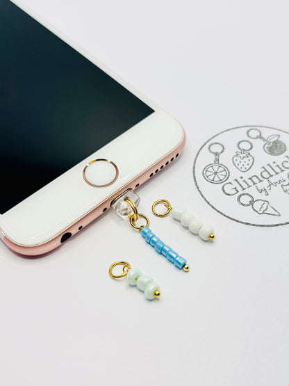 Mini Charm mit blauen, pastellgrünen und weißen Perlen in Gold. Edles Smartphone-Detail