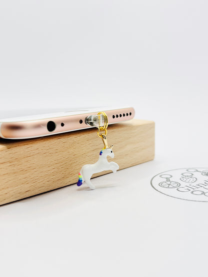 Einhorn Mini Charm in Weiß mit Regenbogen-Mähne. Magischer Style für dein Smartphone